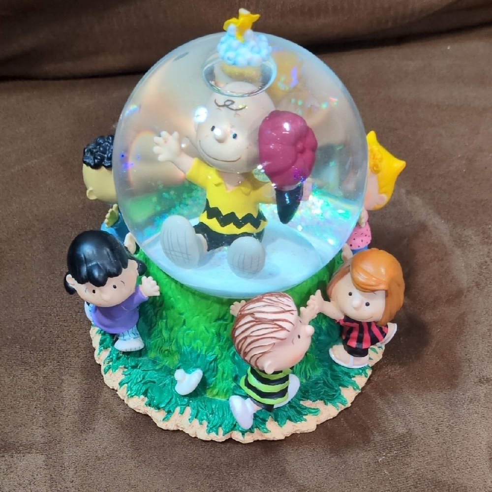 Peanuts Festive Snow Globe with Green and Yellow Accents